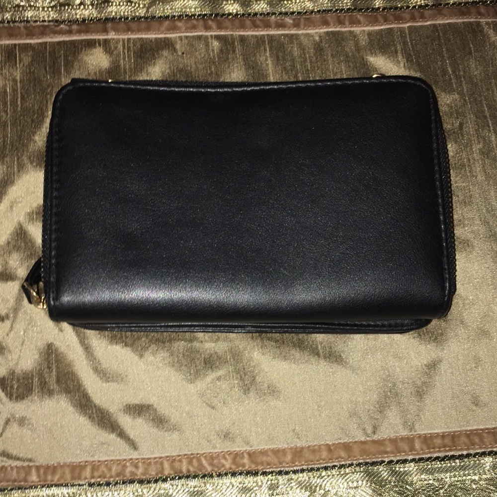 Black 2 in 1 wallet on with removable adjustable strap - Picture 3 of 11
